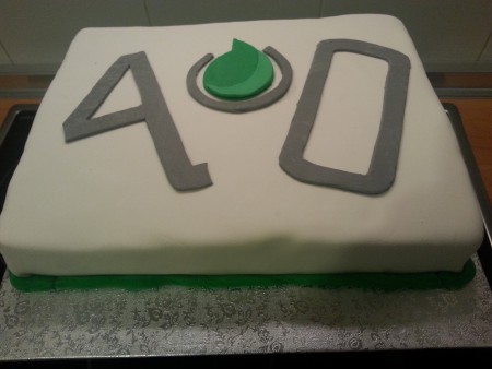 Tarta de cumpleaños con logo